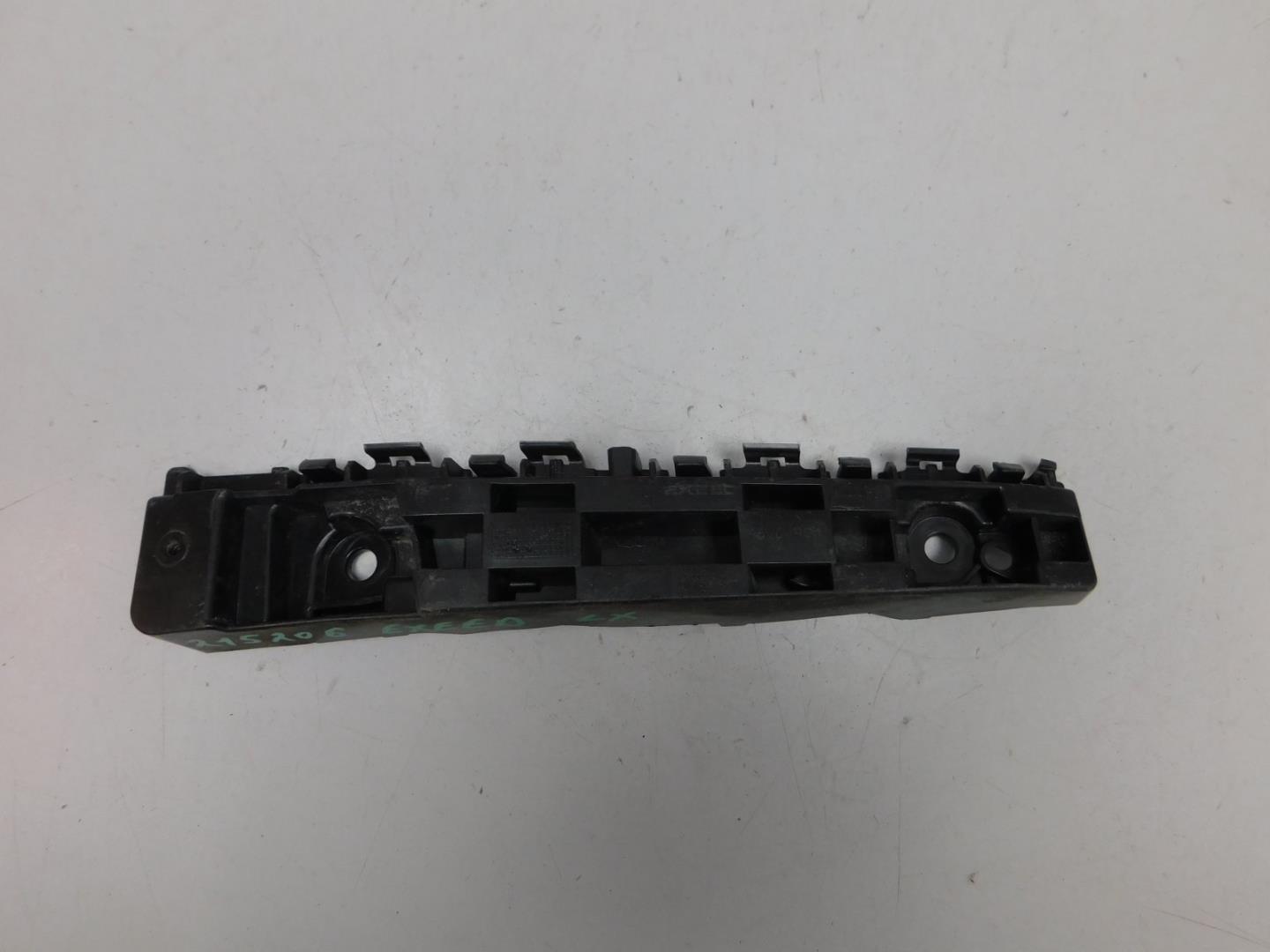 Кронштейн переднего бампера