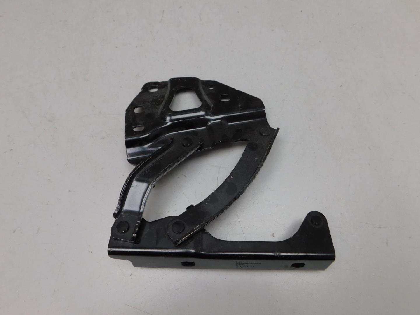 Петля капота левая