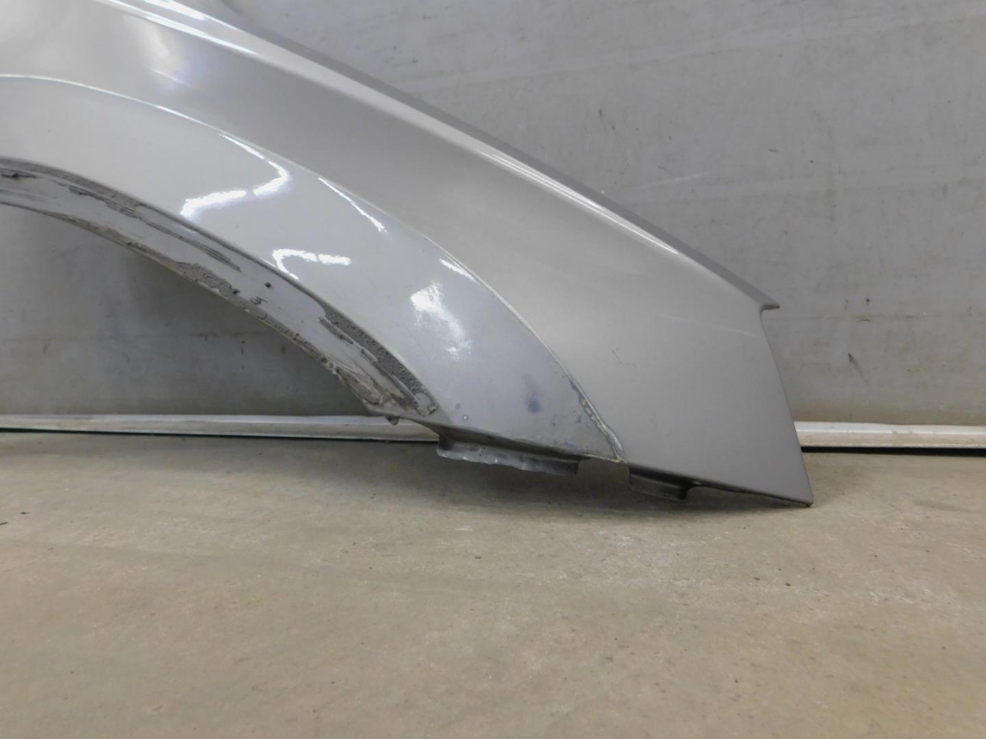 Крыло переднее правое