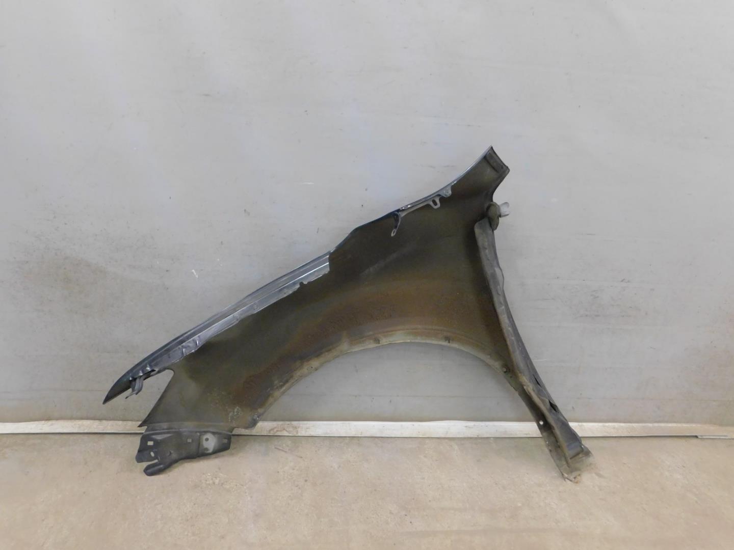 Крыло переднее правое