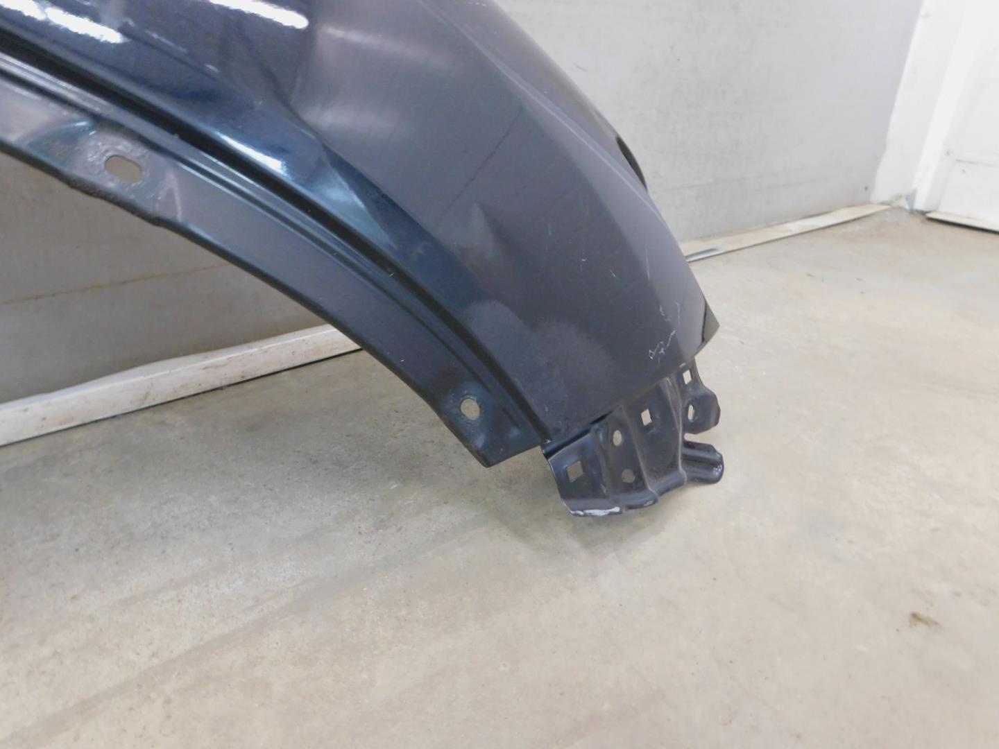 Крыло переднее правое