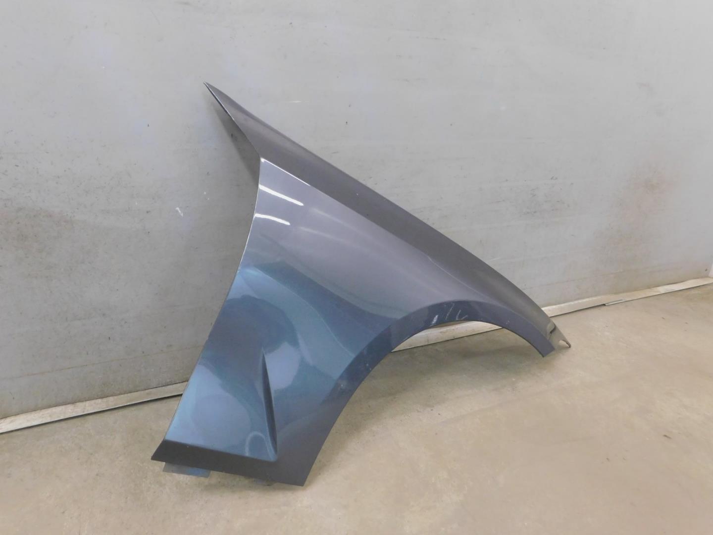 Крыло переднее правое