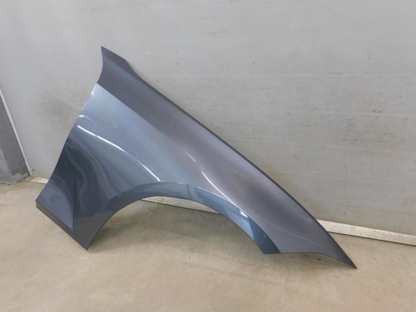 Крыло переднее правое