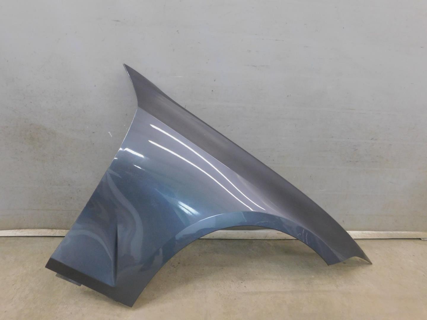 Крыло переднее правое