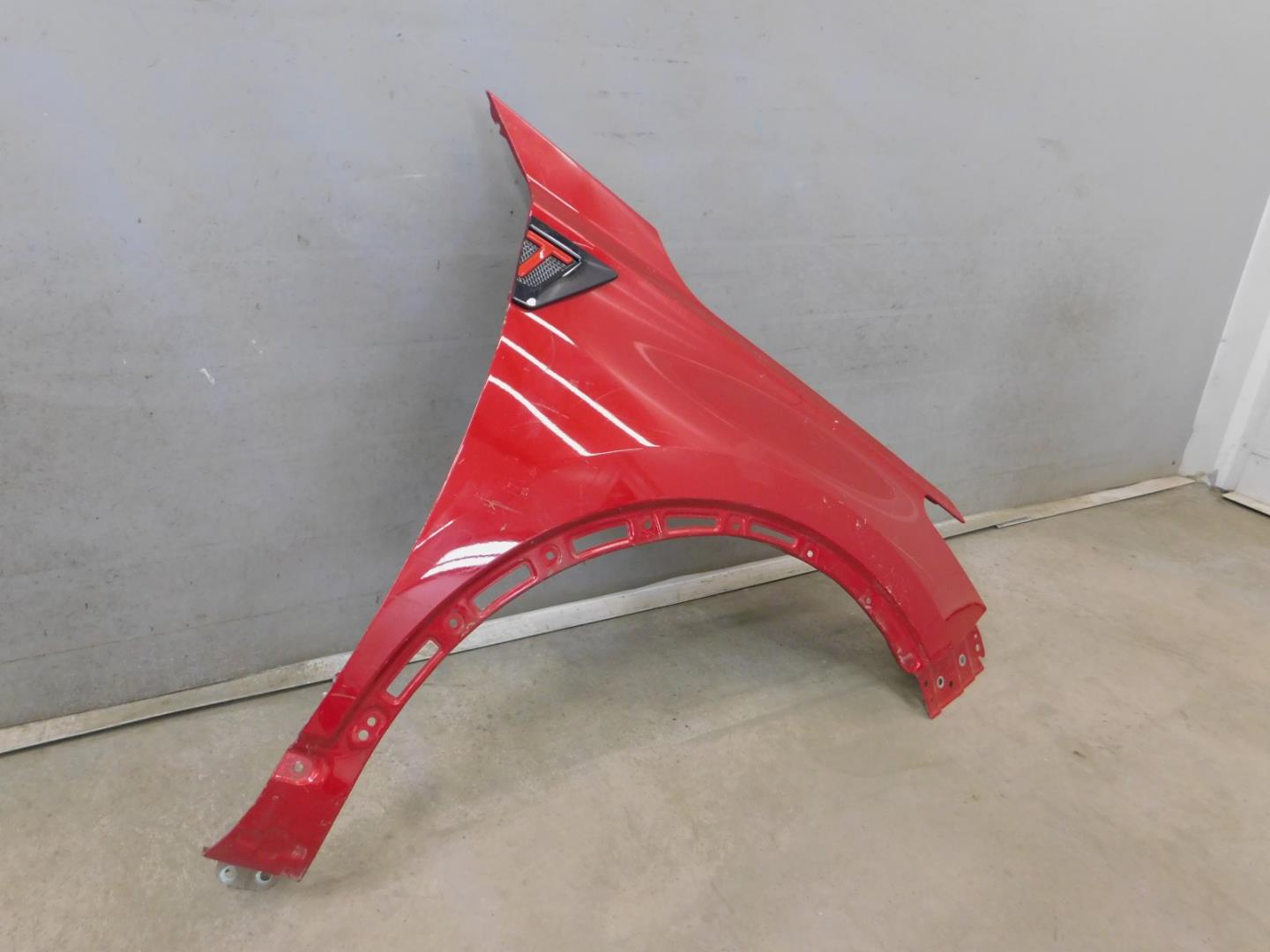 Крыло переднее правое