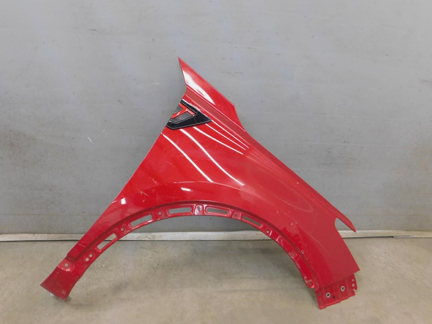 Крыло переднее правое