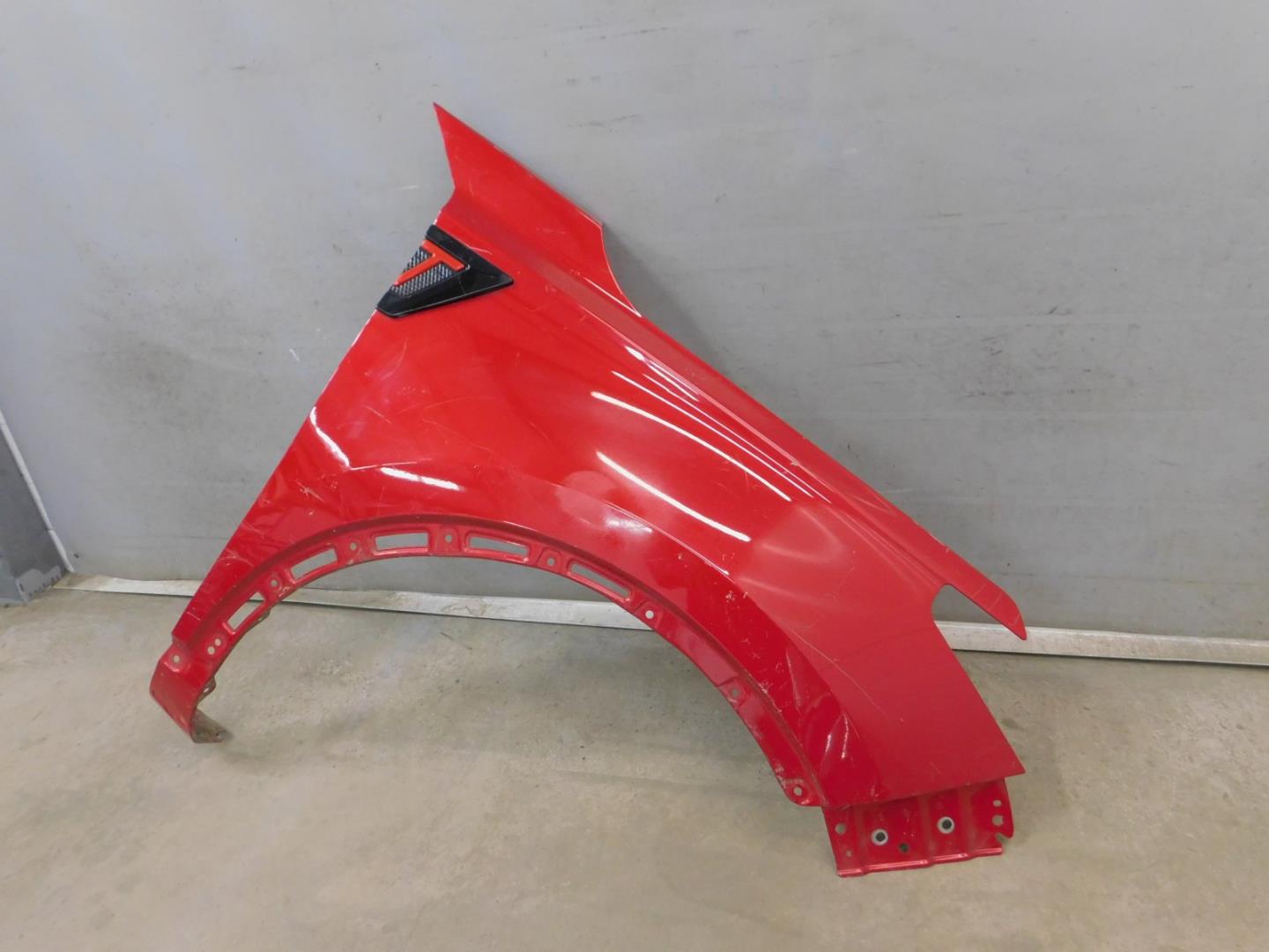 Крыло переднее правое