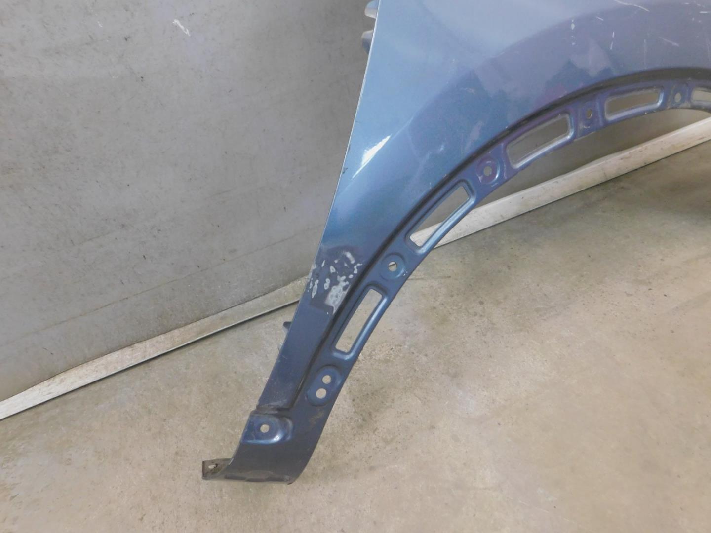 Крыло переднее правое