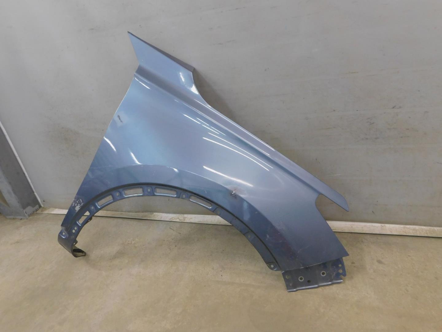 Крыло переднее правое