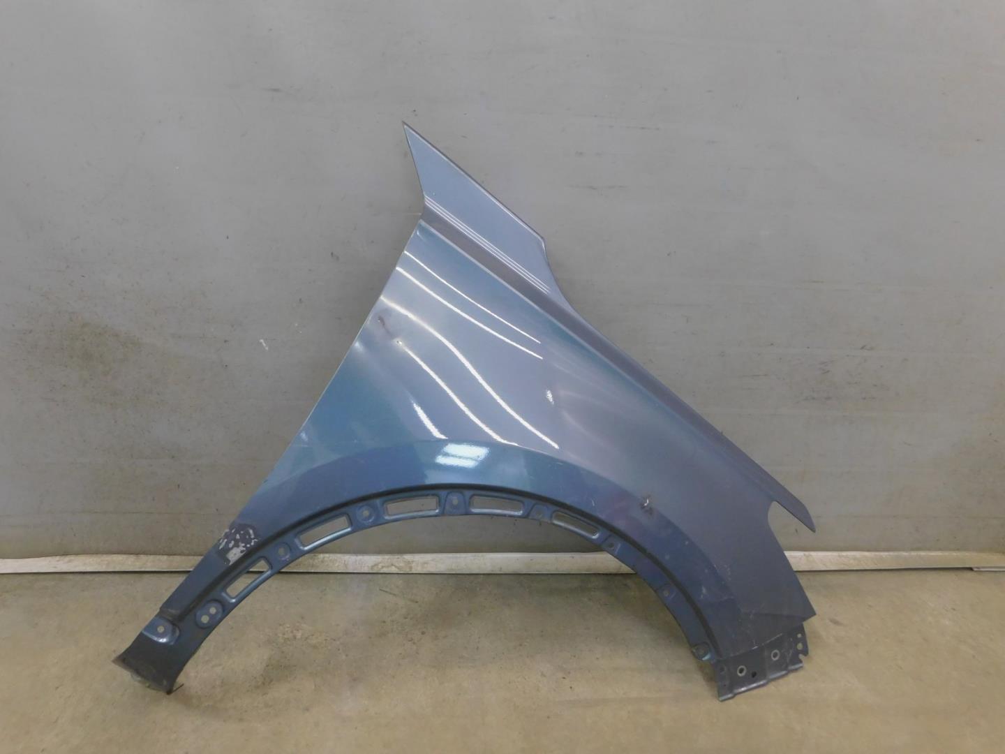 Крыло переднее правое