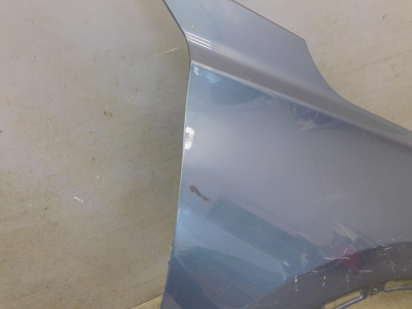 Крыло переднее правое