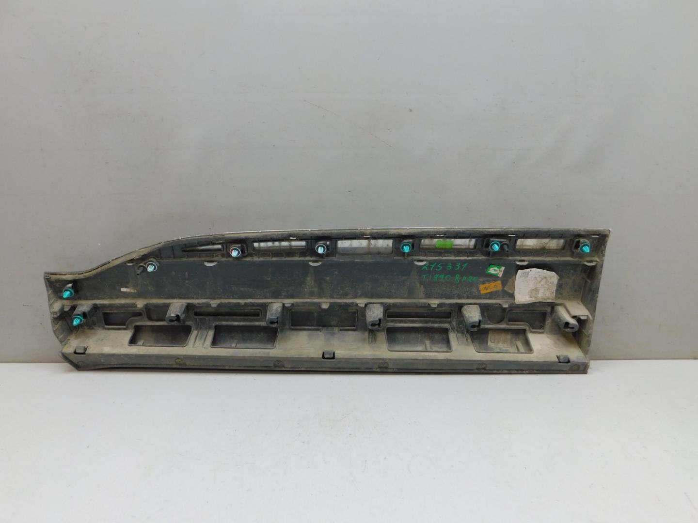 Накладка двери передней правой