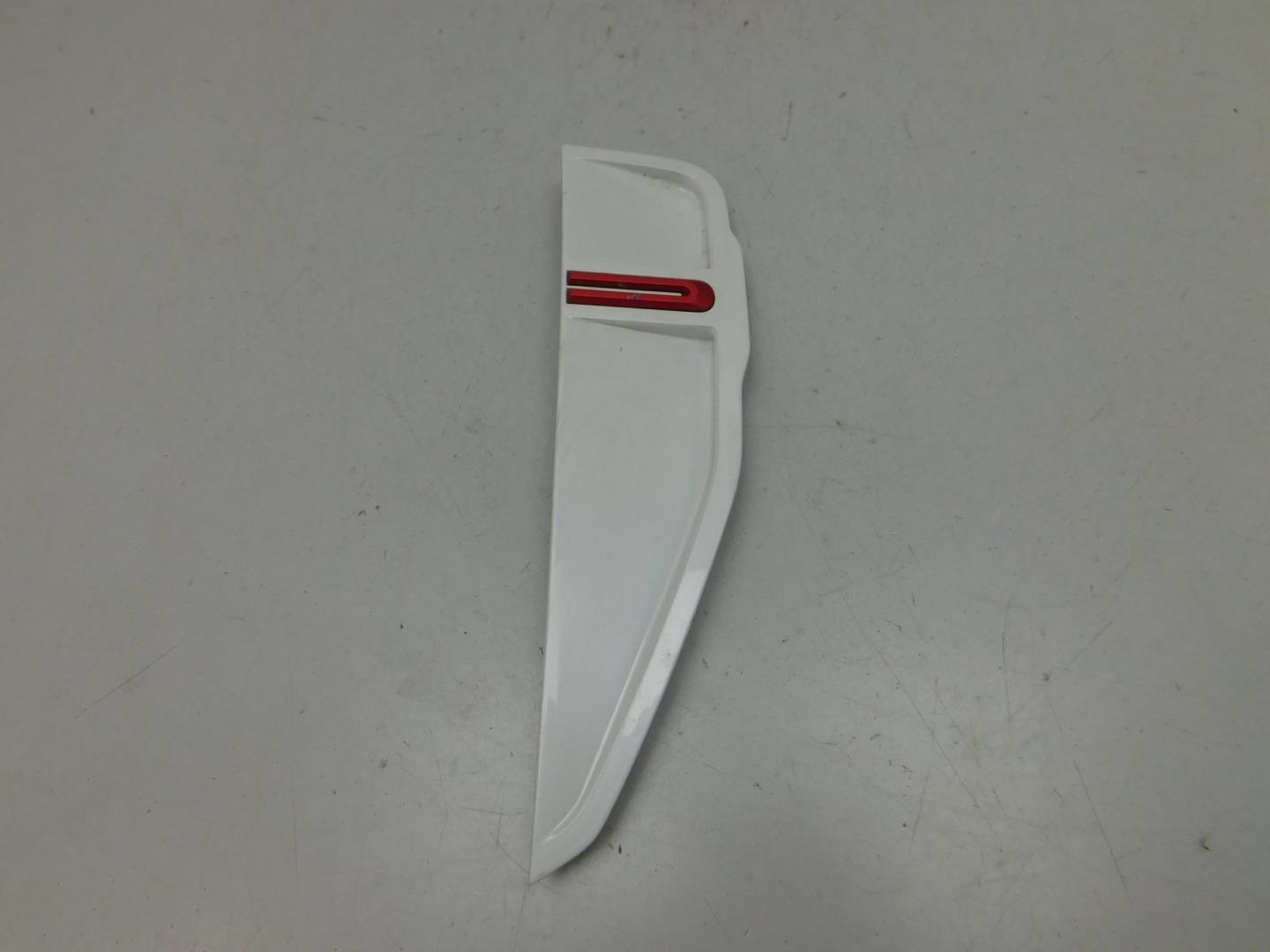 Накладка переднего крыла правого