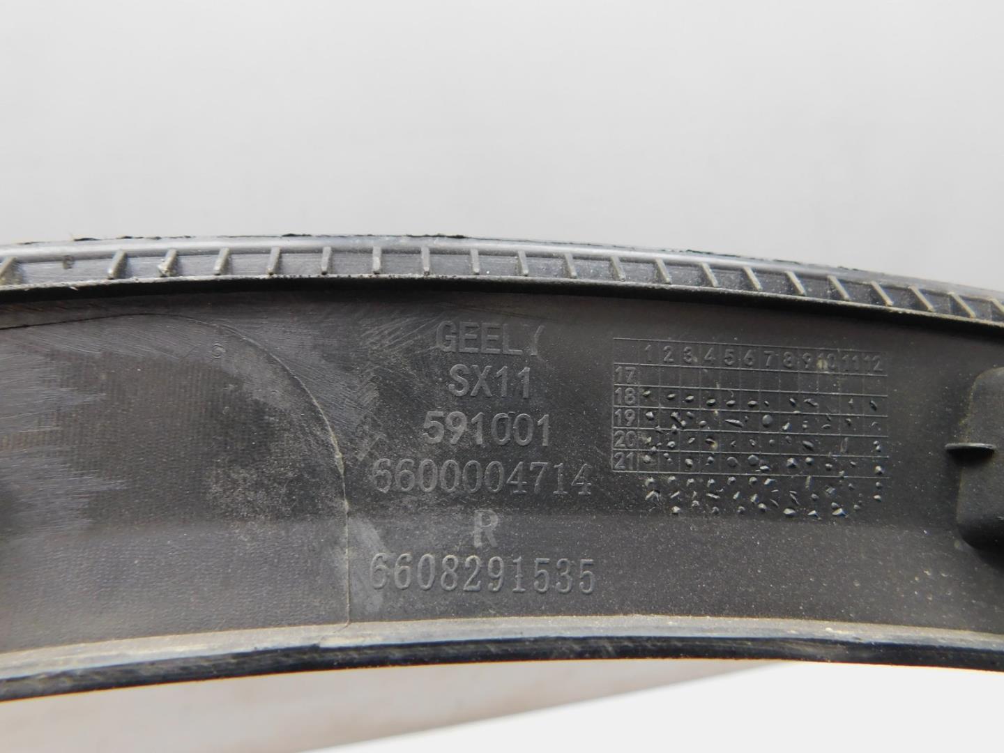 Накладка переднего крыла правого