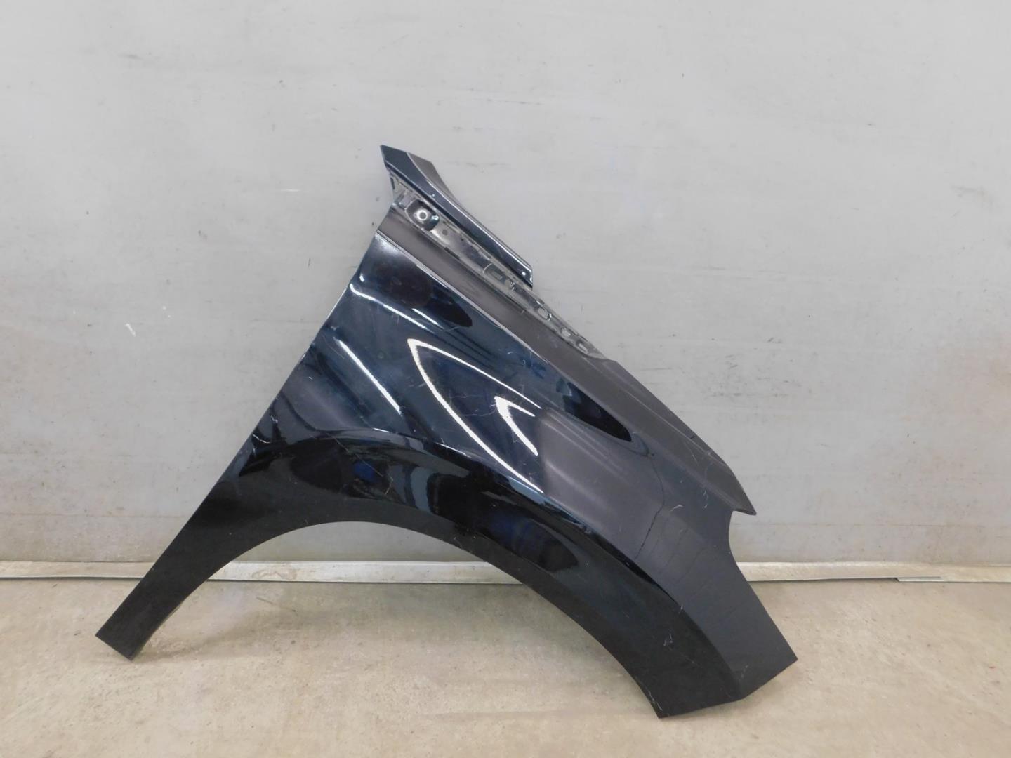 Крыло переднее правое