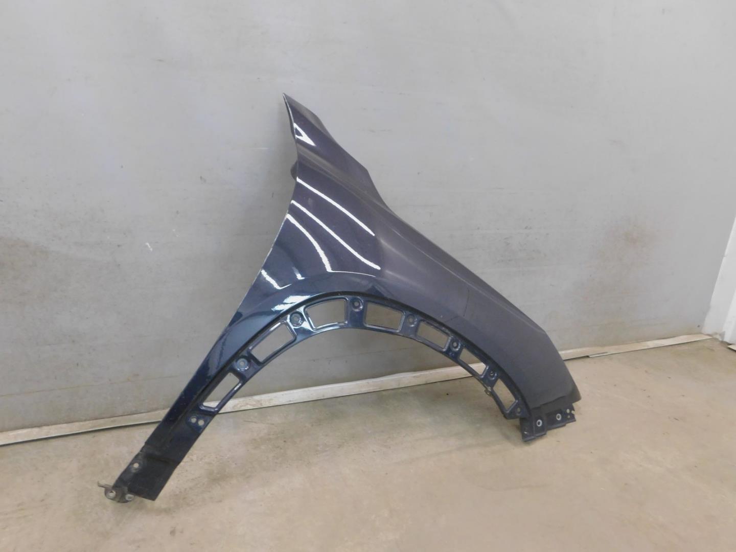 Крыло переднее правое