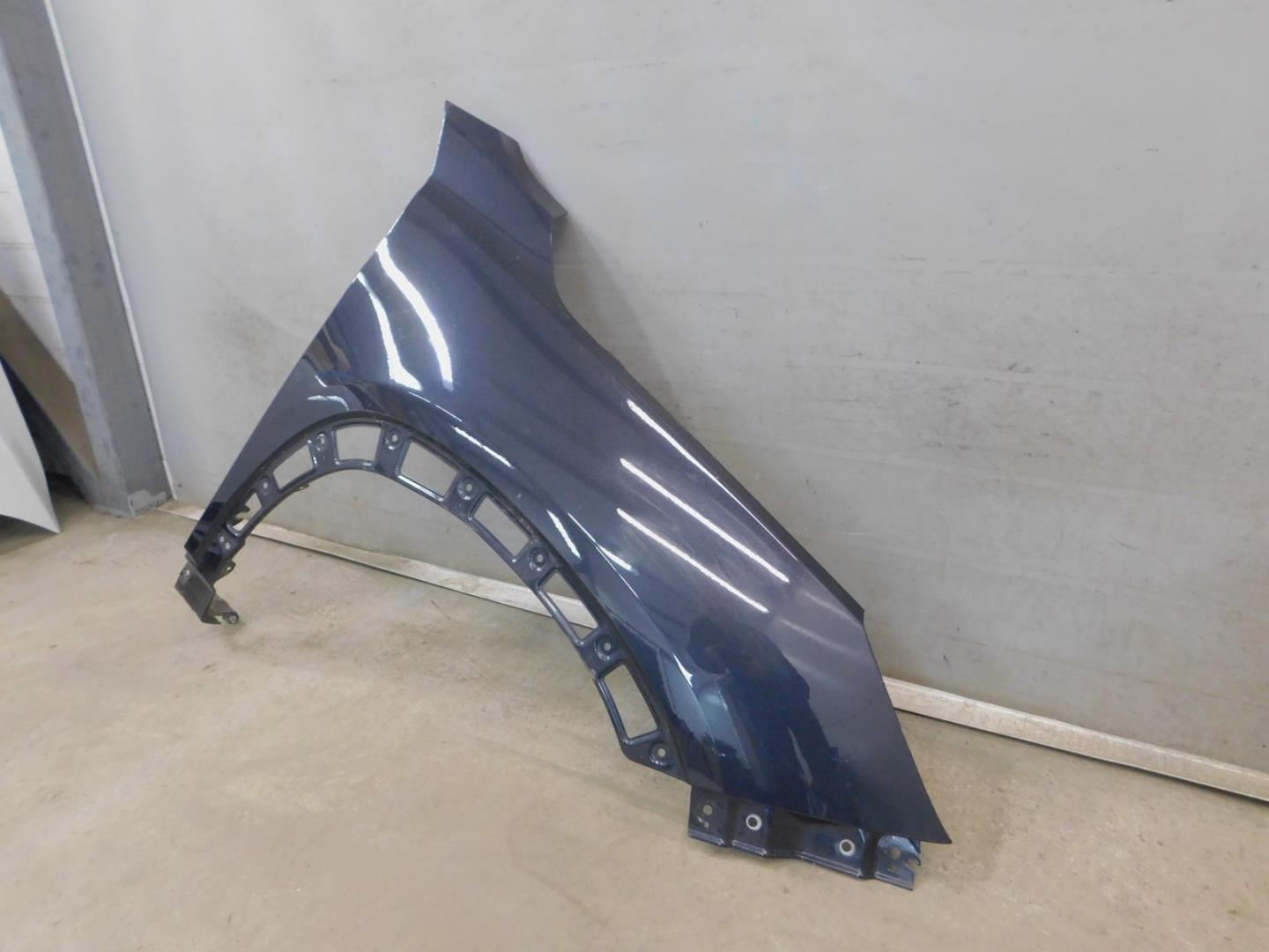 Крыло переднее правое