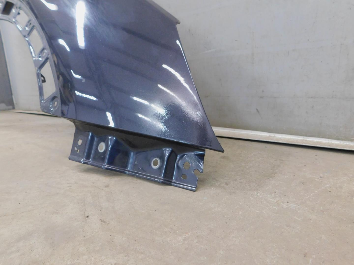 Крыло переднее правое