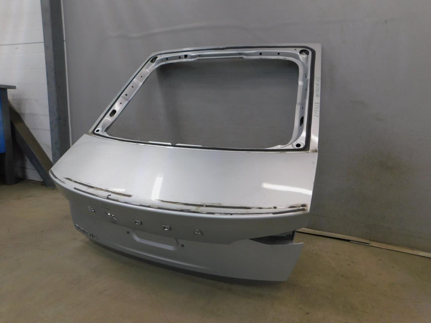 Дверь багажника