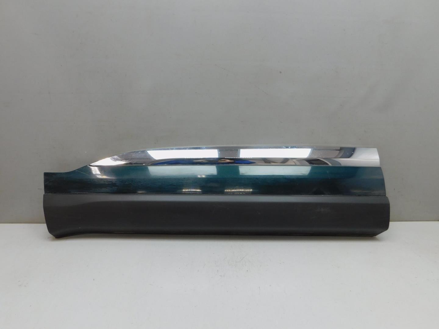 Накладка двери передней левой