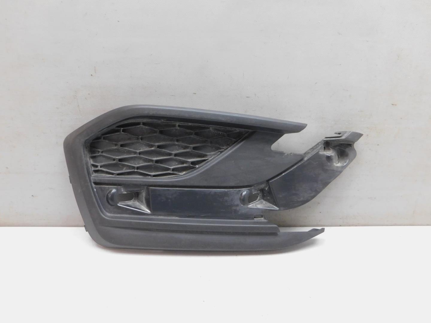 Решетка в бампер правая