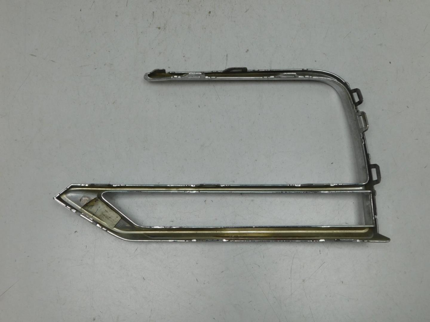 Молдинг переднего бампера