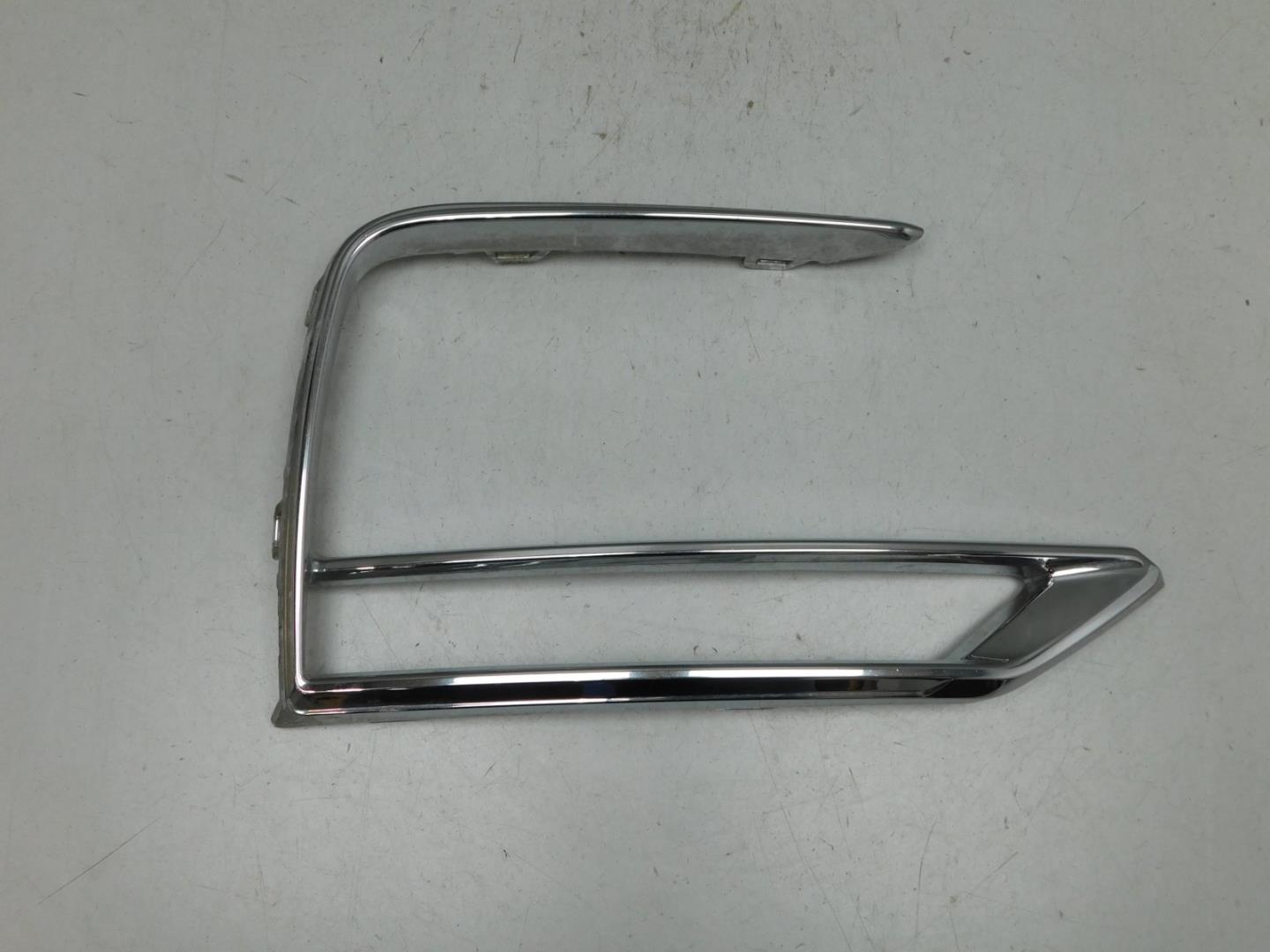 Молдинг переднего бампера