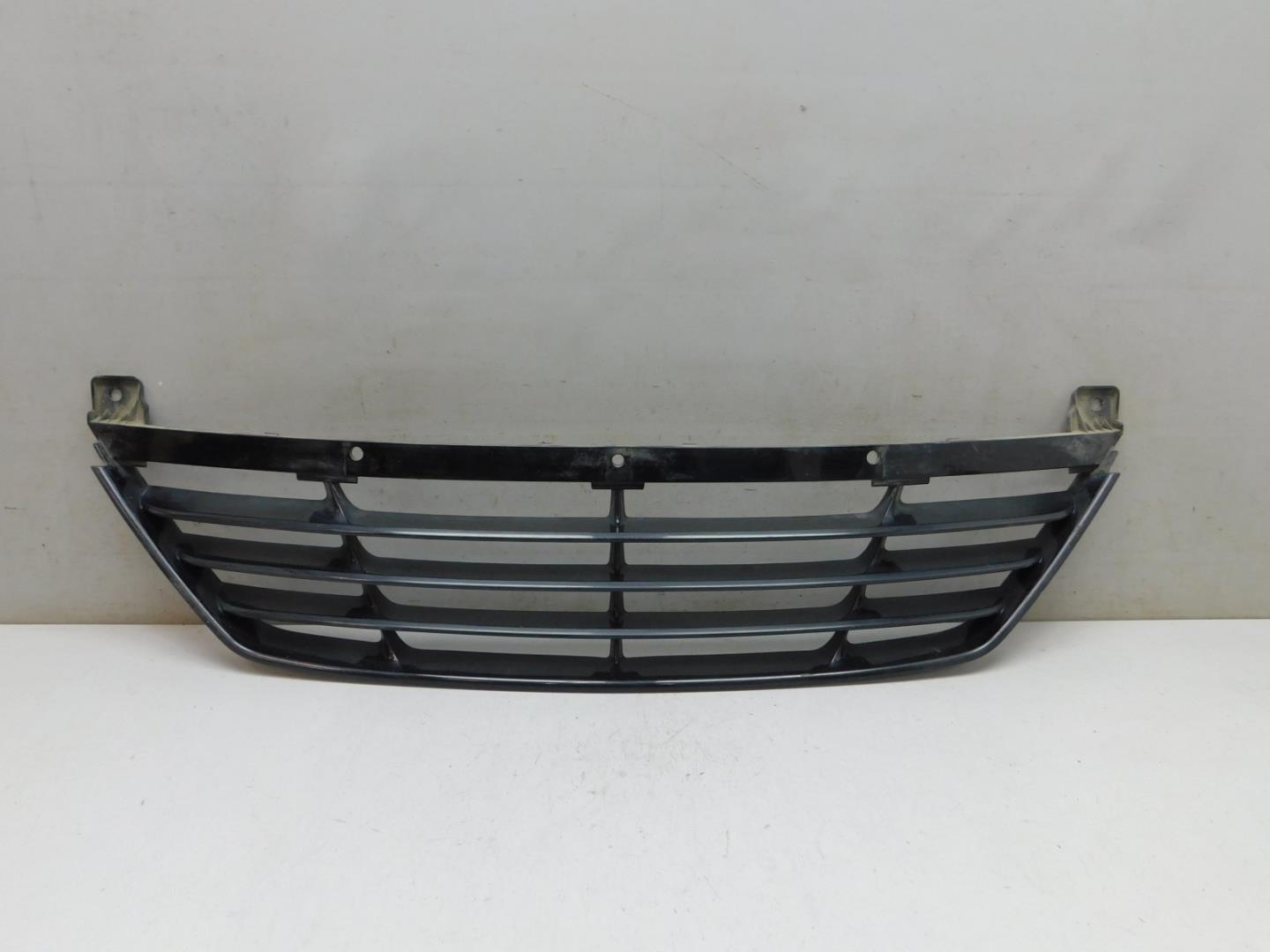 Решетка в бампер центральная