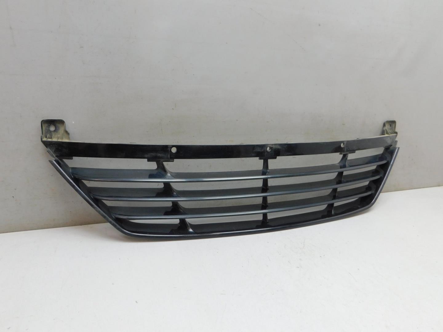 Решетка в бампер центральная