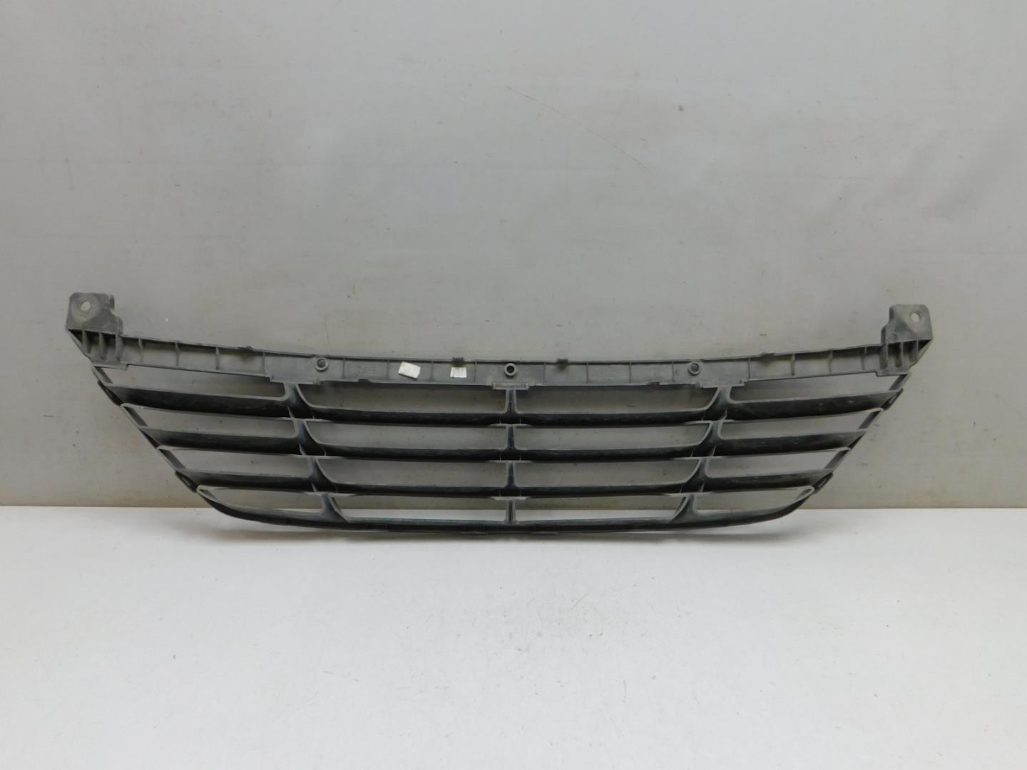 Решетка в бампер центральная