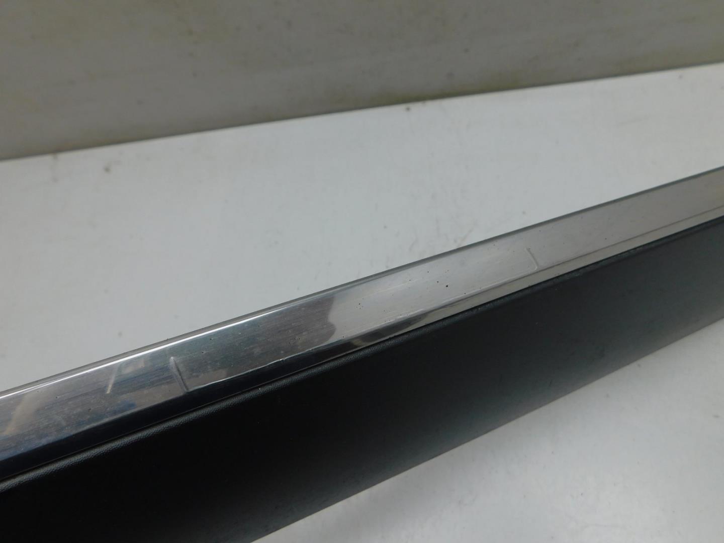 Накладка двери передней левой