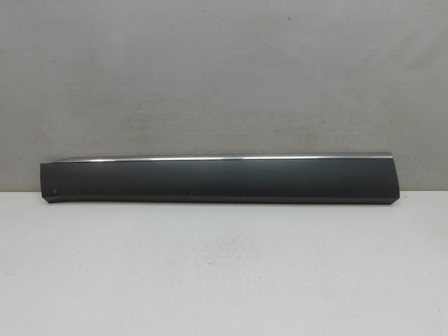 Накладка двери передней левой