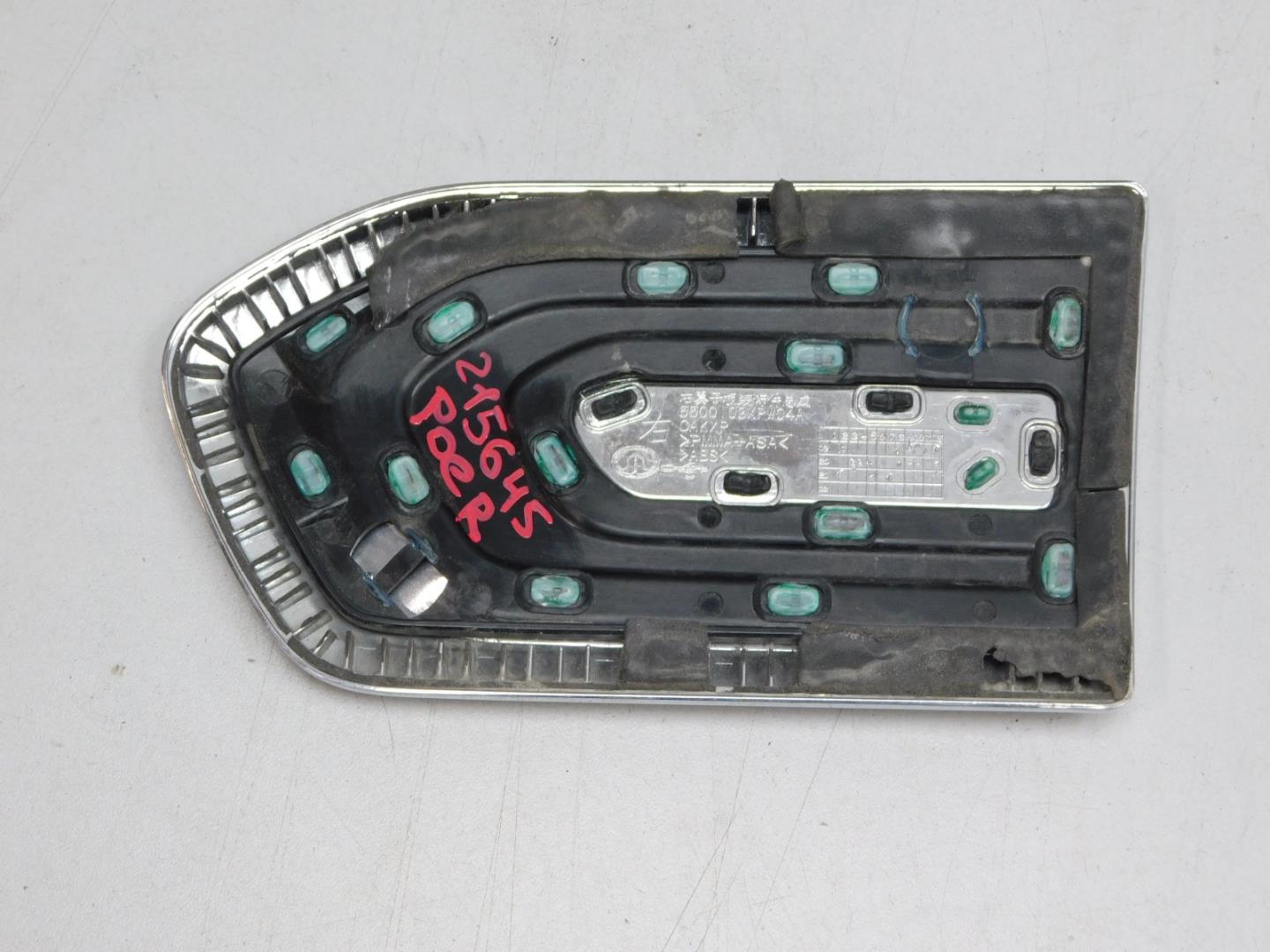 Накладка переднего крыла правого