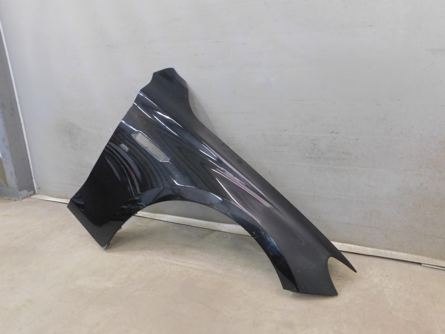 Крыло переднее правое