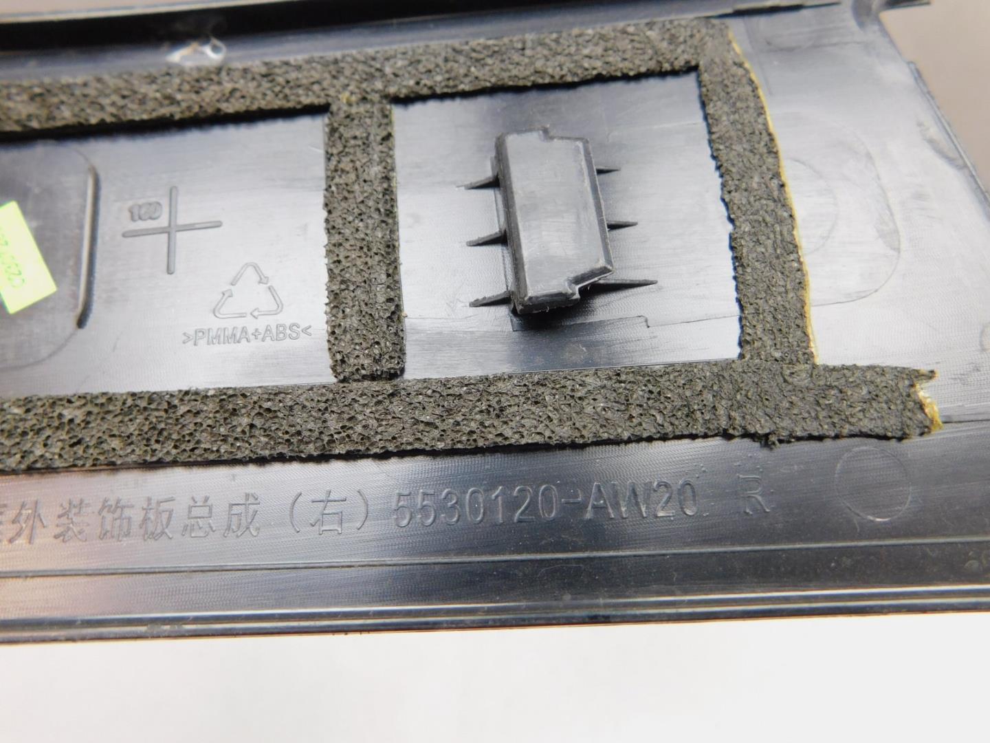 Накладка двери передней правой