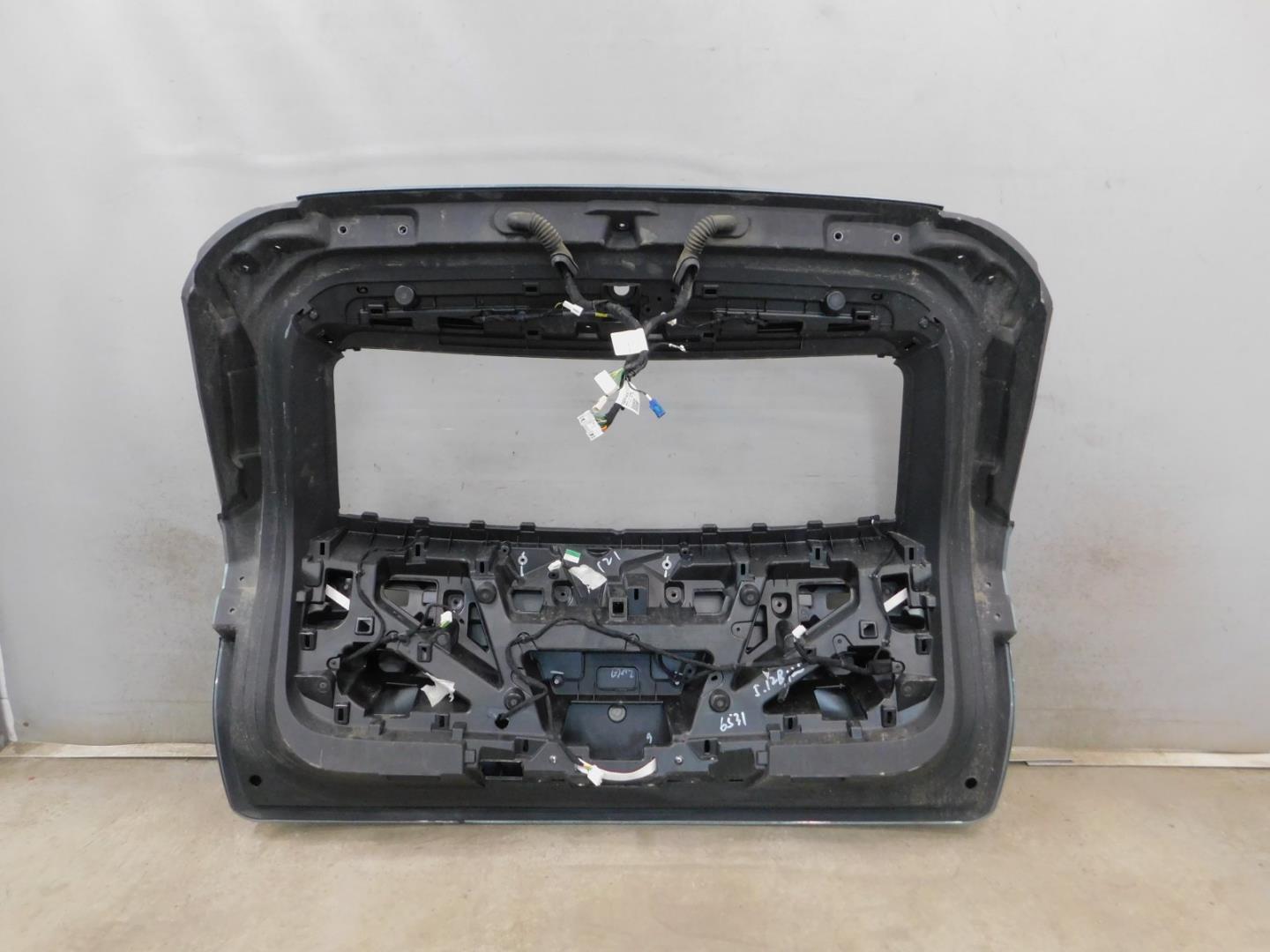 Дверь багажника