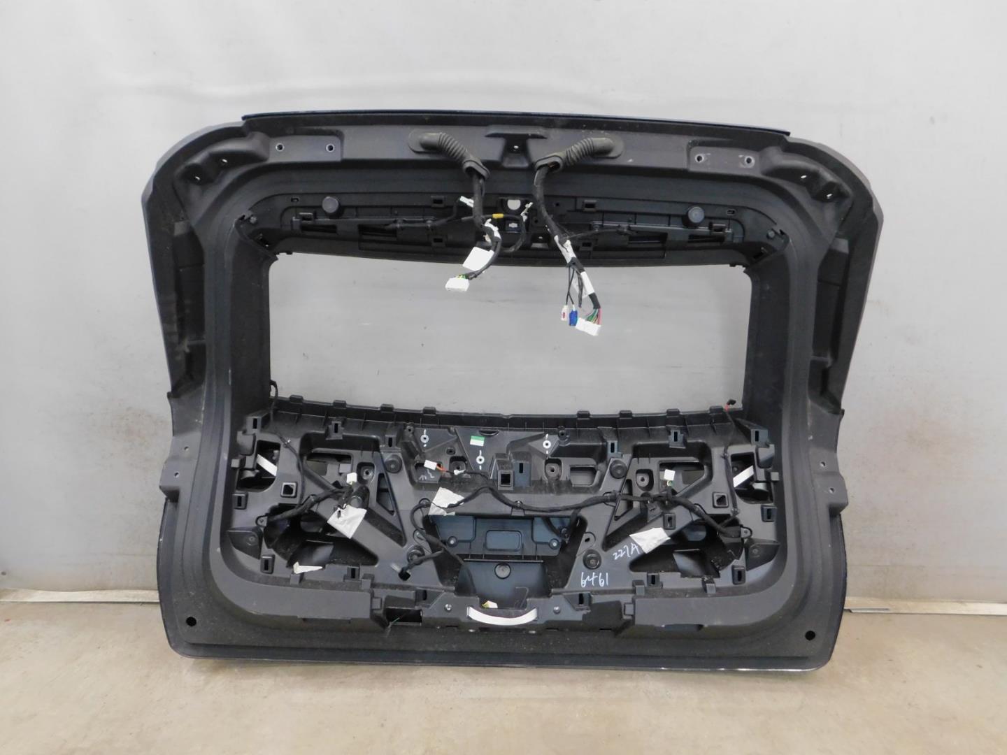 Дверь багажника