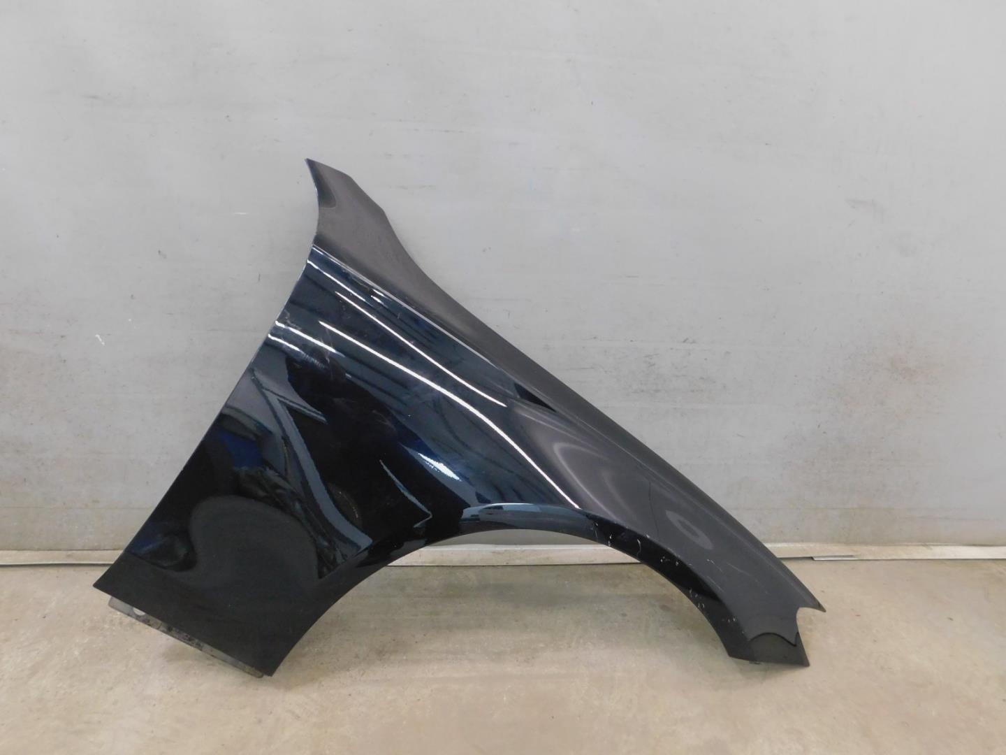 Крыло переднее правое