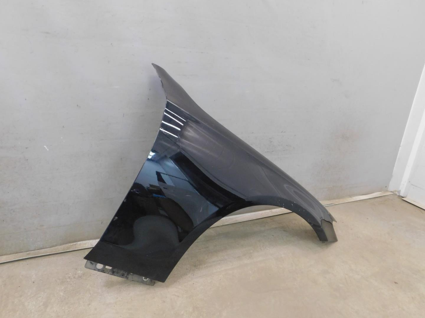 Крыло переднее правое