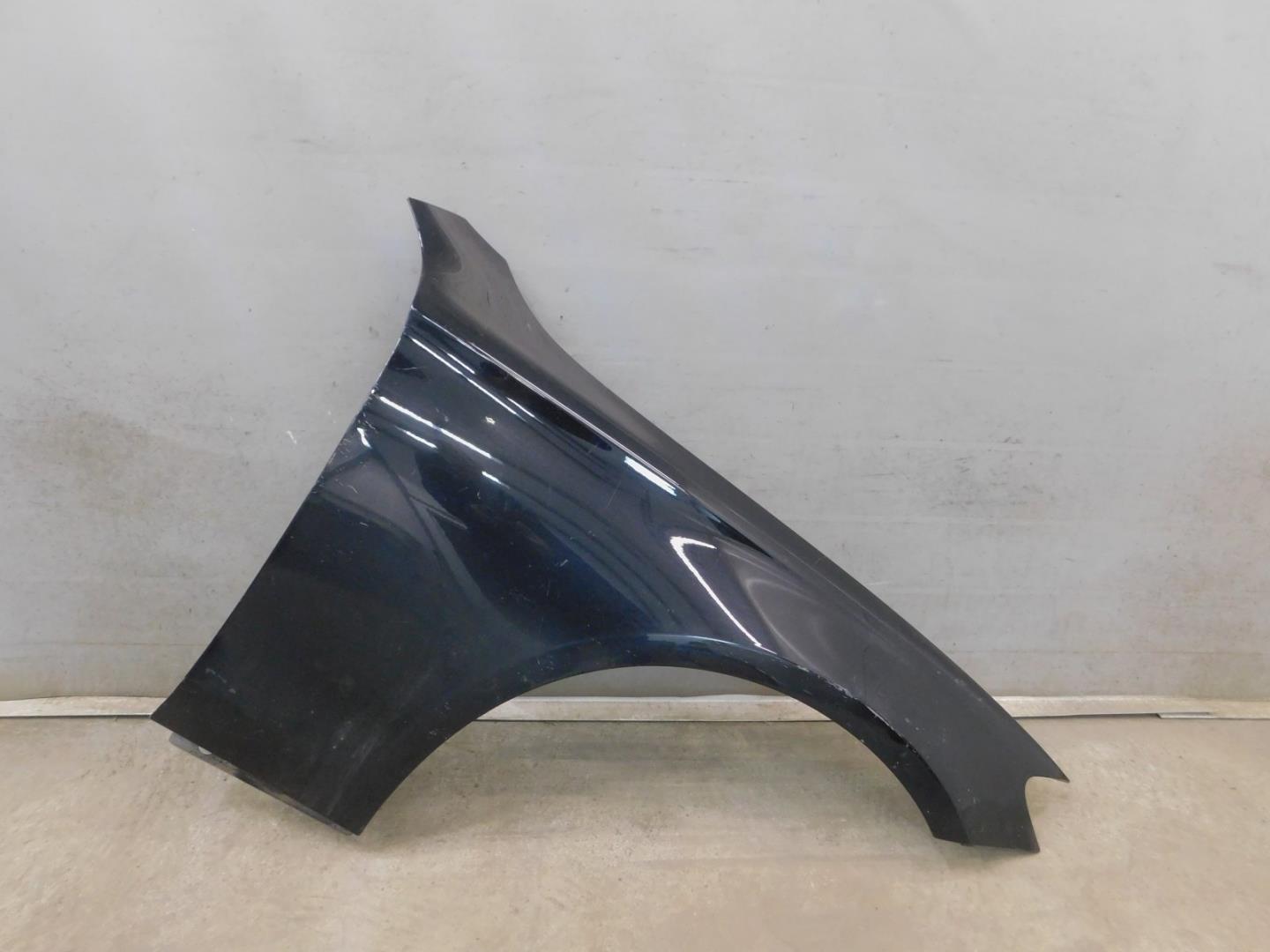 Крыло переднее правое