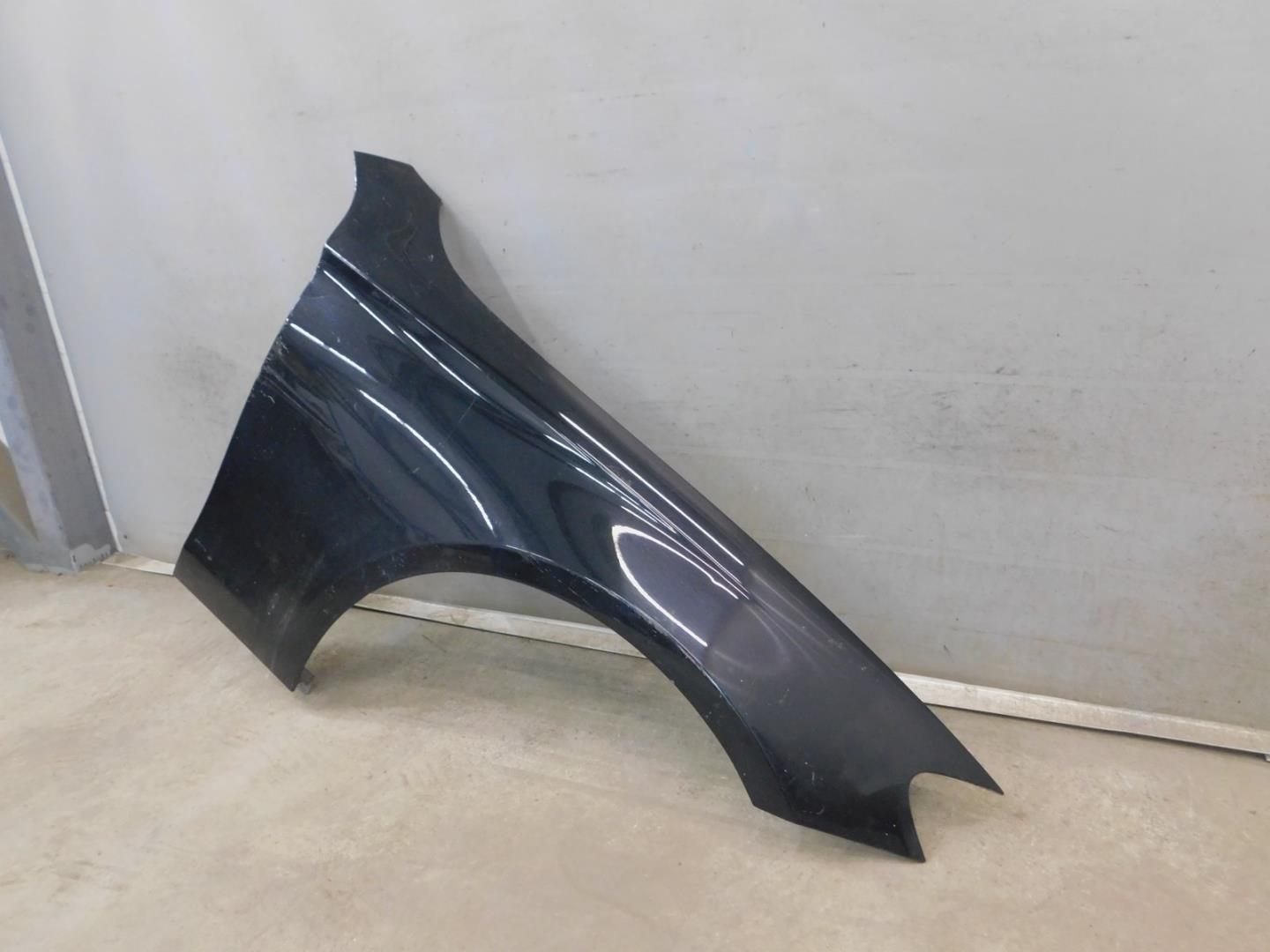 Крыло переднее правое