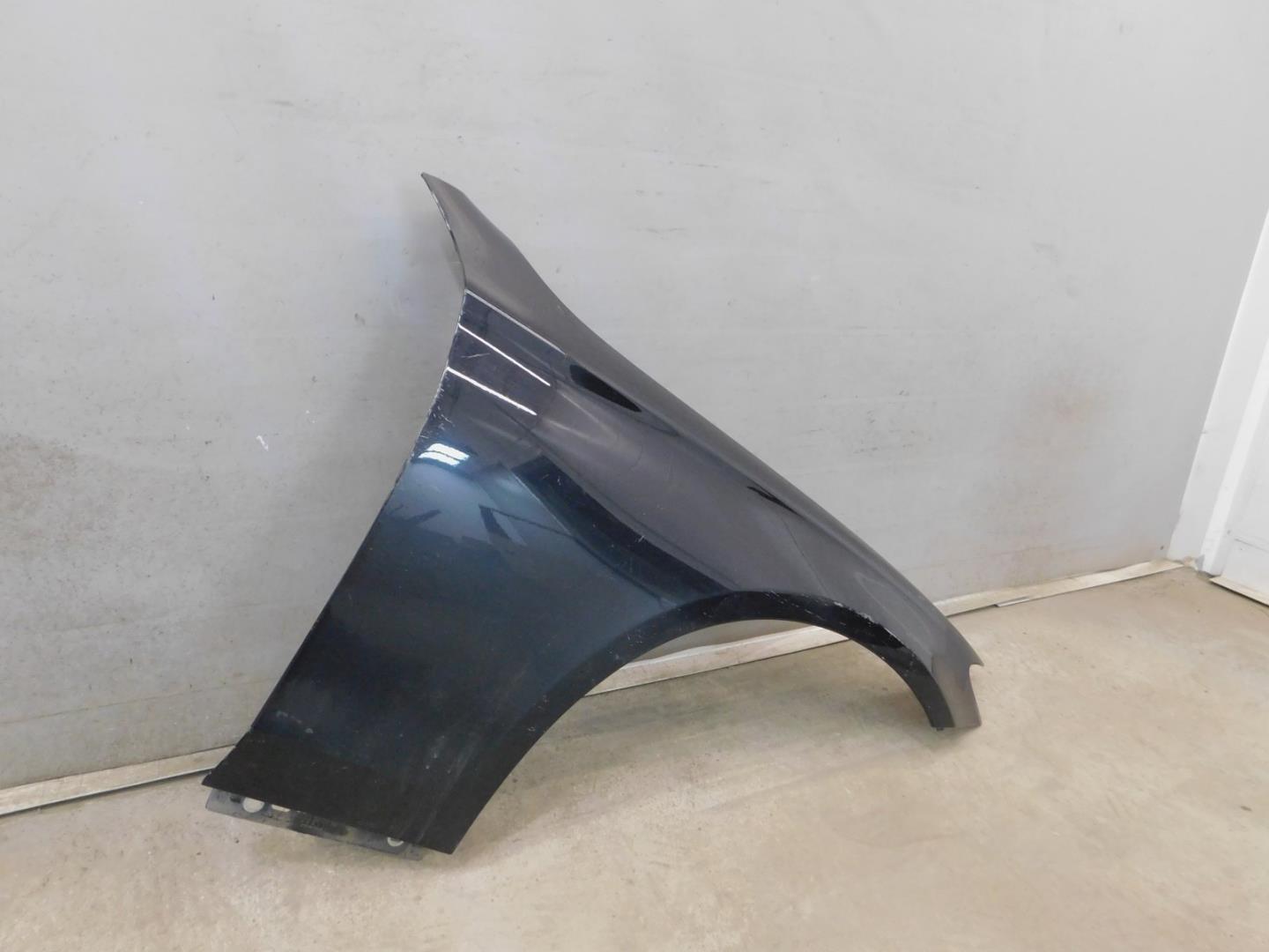 Крыло переднее правое