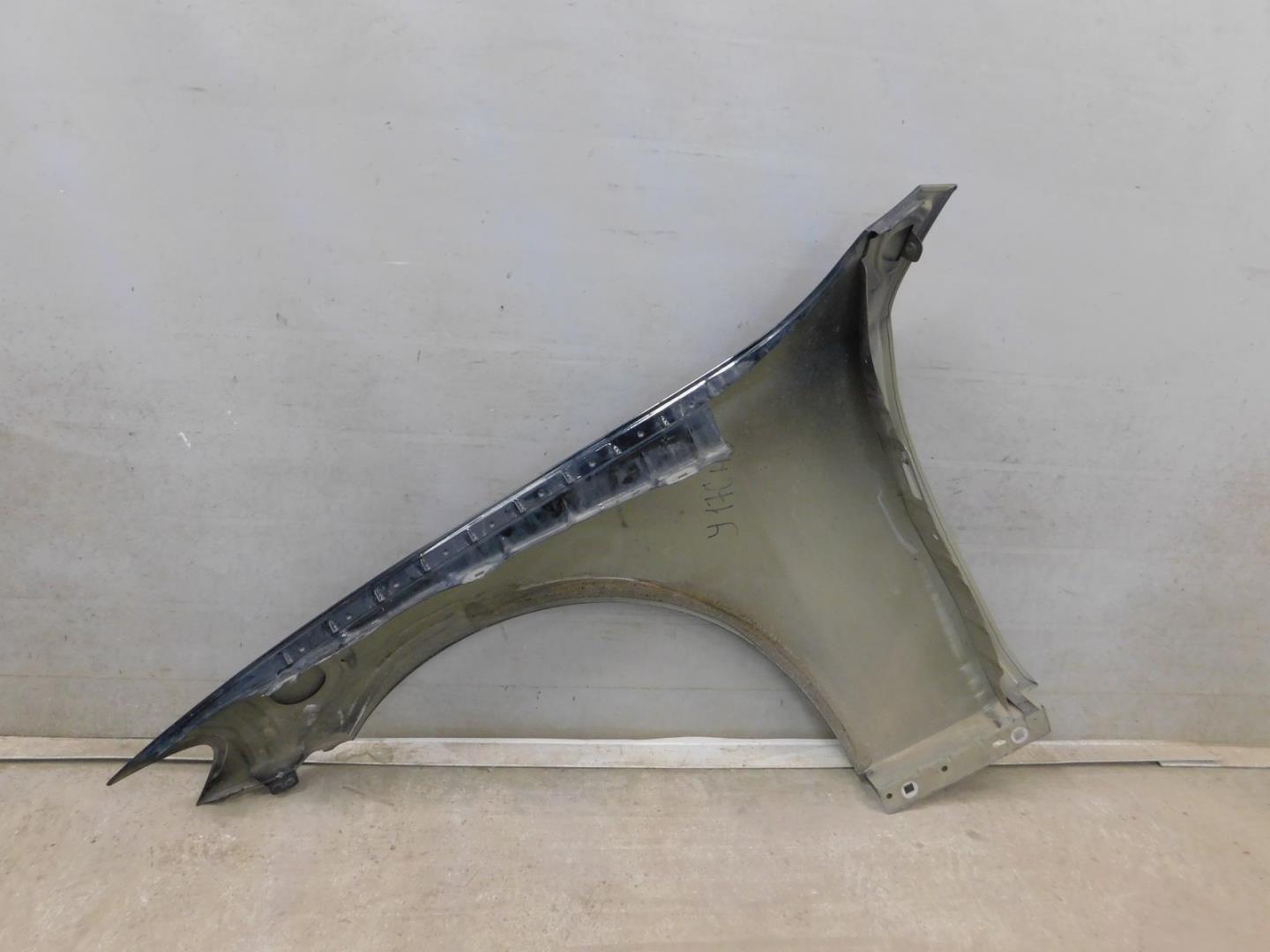 Крыло переднее правое