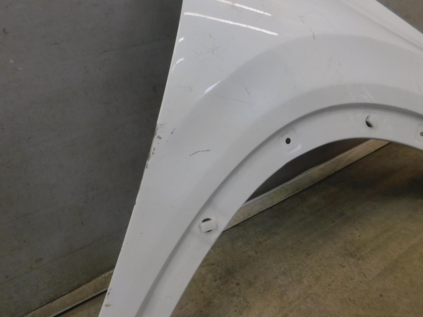 Крыло переднее правое