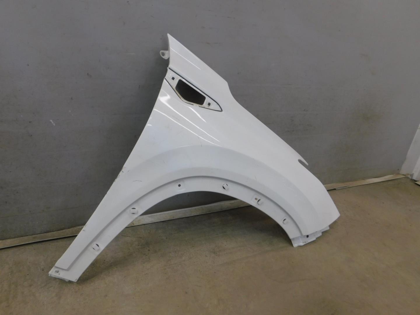 Крыло переднее правое