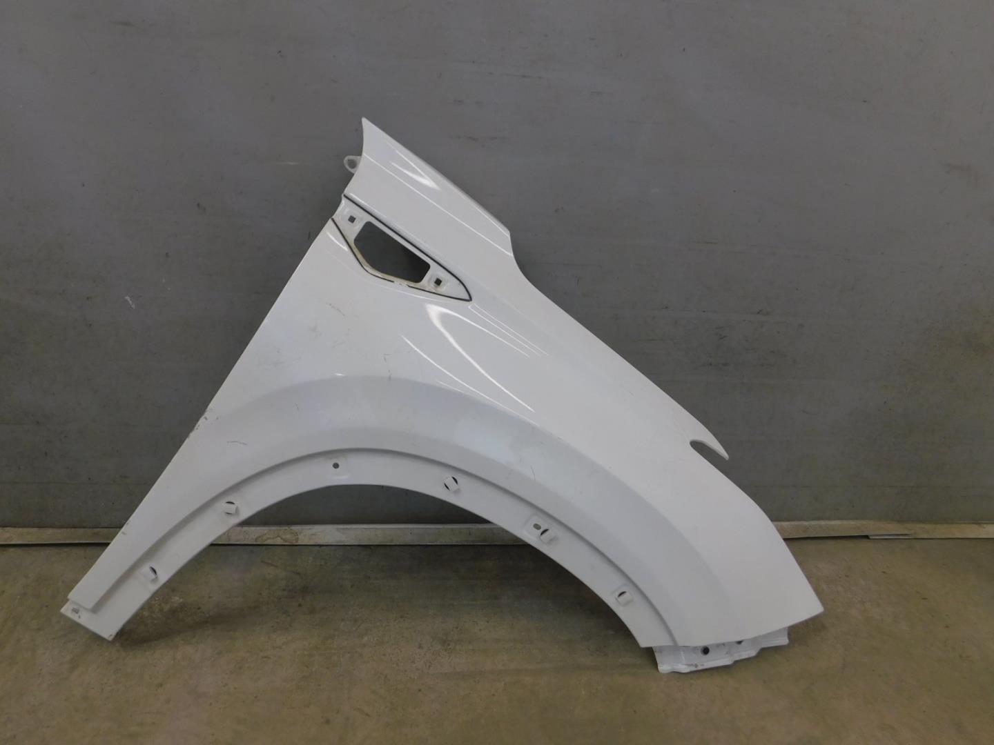 Крыло переднее правое