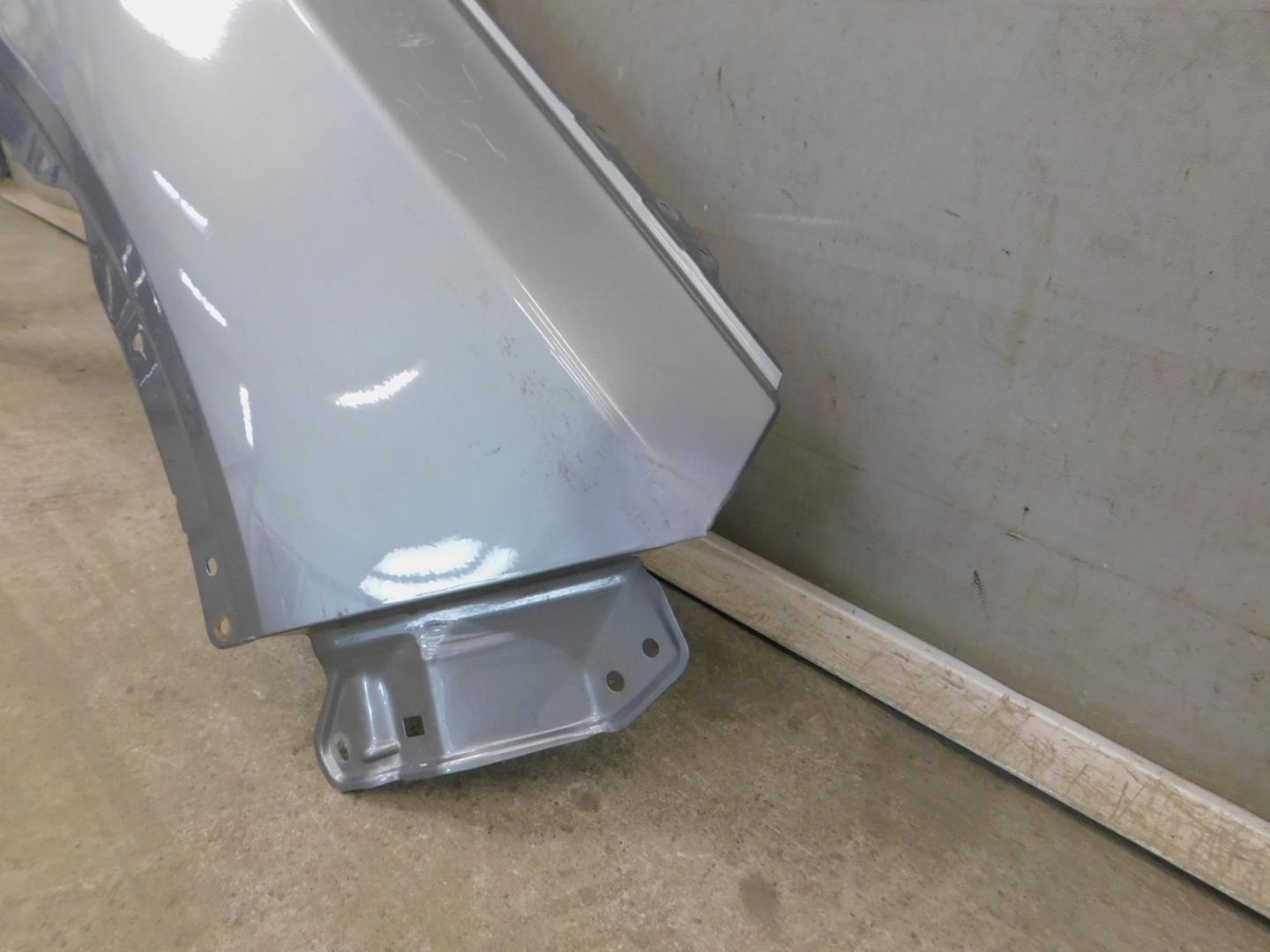 Крыло переднее правое