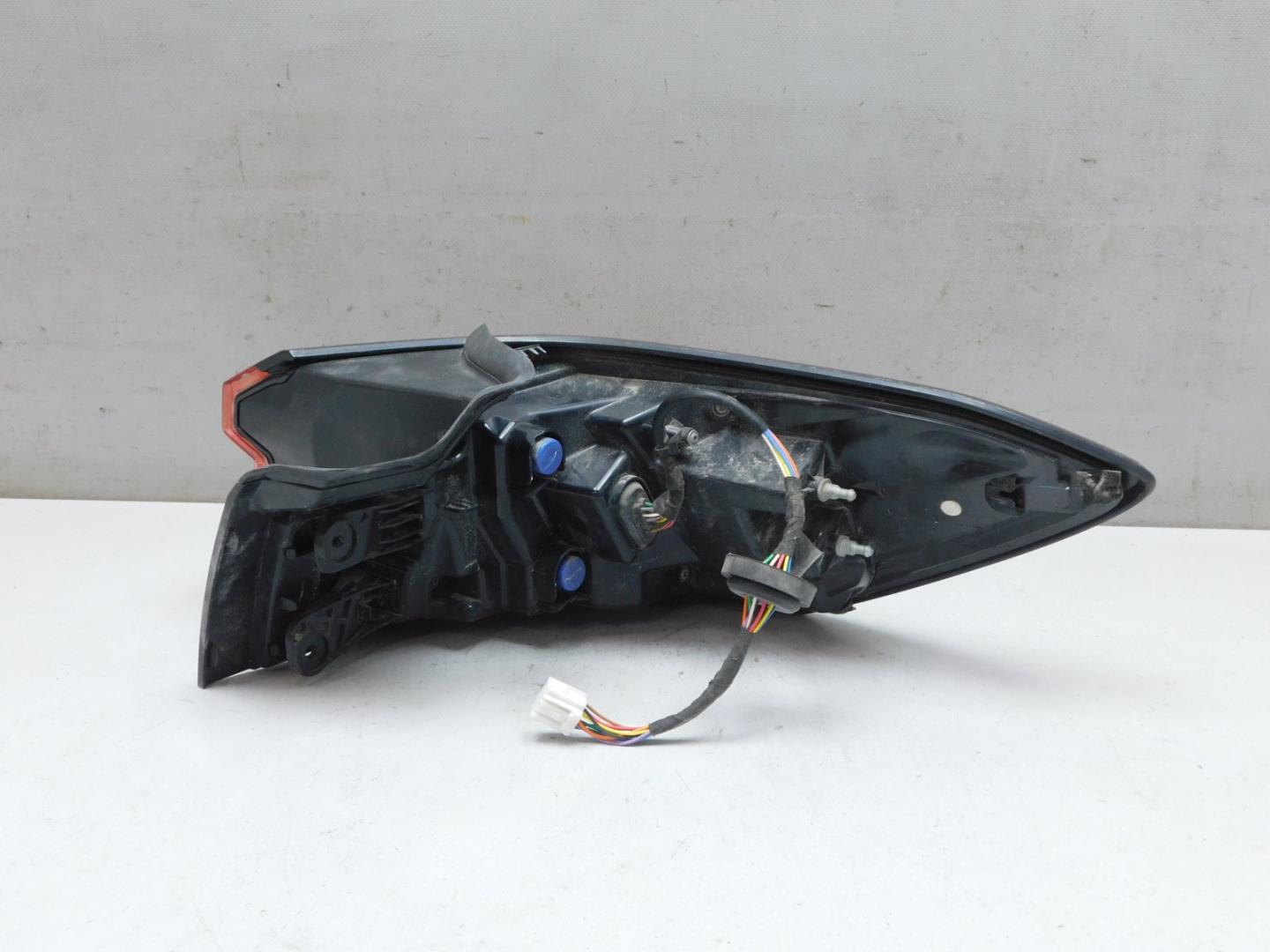 Фонарь задний наружный левый