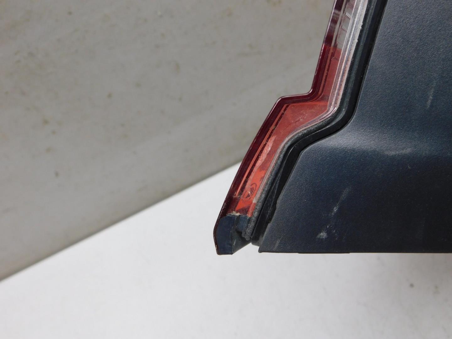 Фонарь задний наружный левый