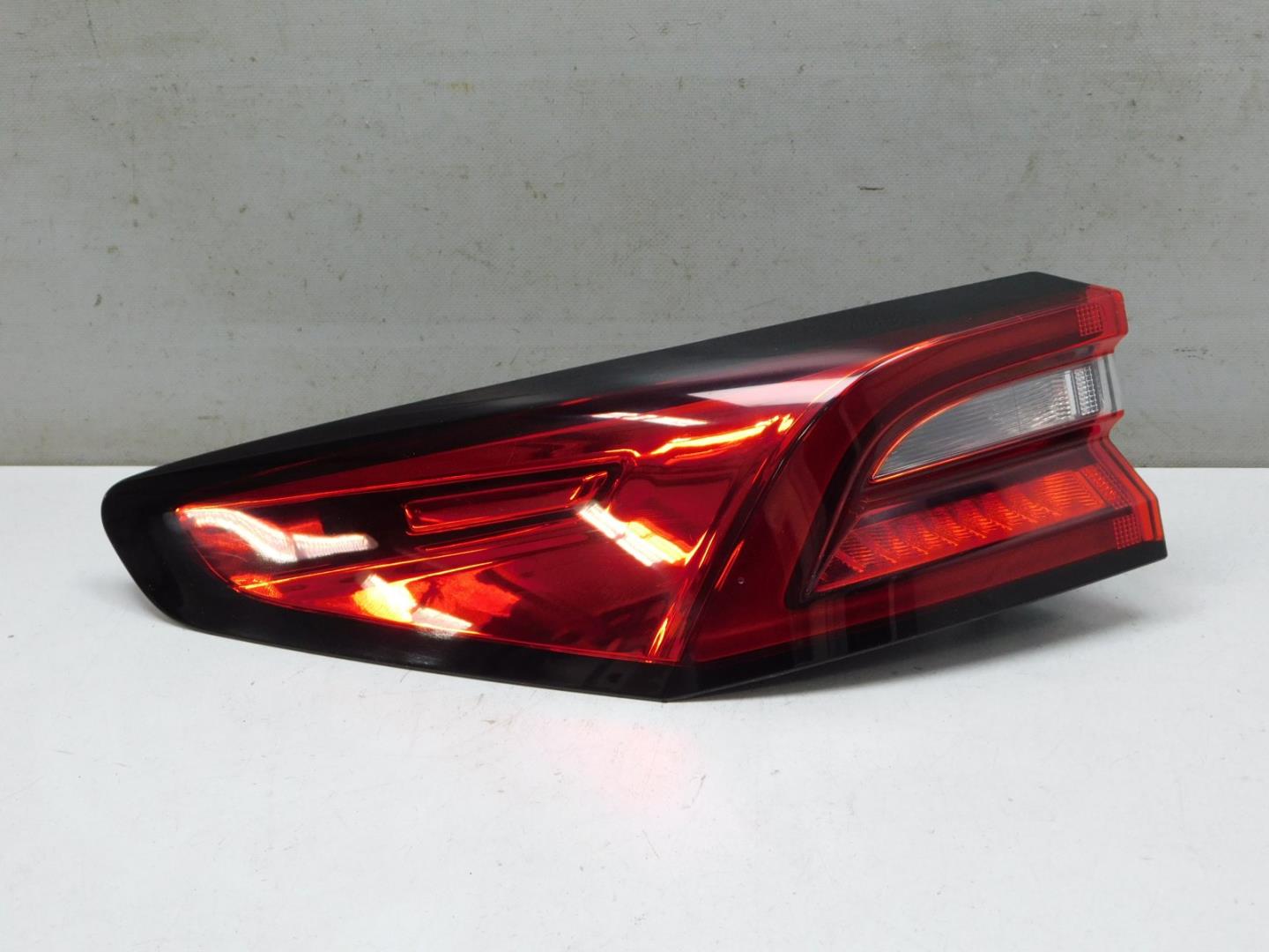 Фонарь задний наружный левый